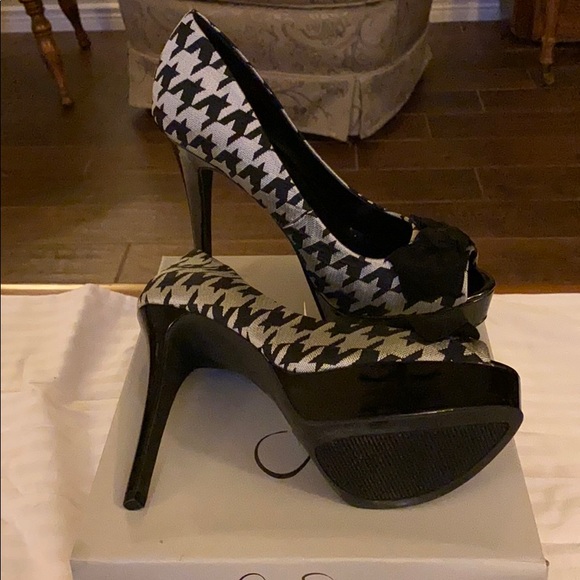 Jessica Simpson 5” Platform Heels - Picture 4 of 6